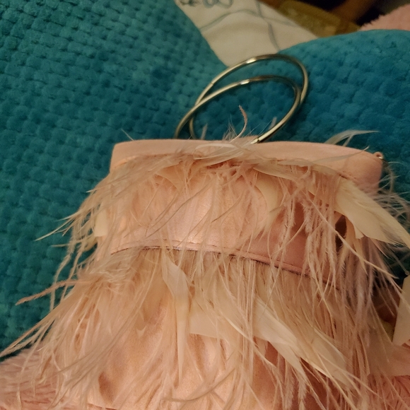 Simply nothing nothing's simple about this clutch - Picture 3 of 8